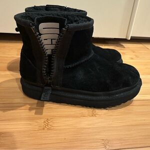UGG girls’ Classic mini zipper tape logo boot size 3